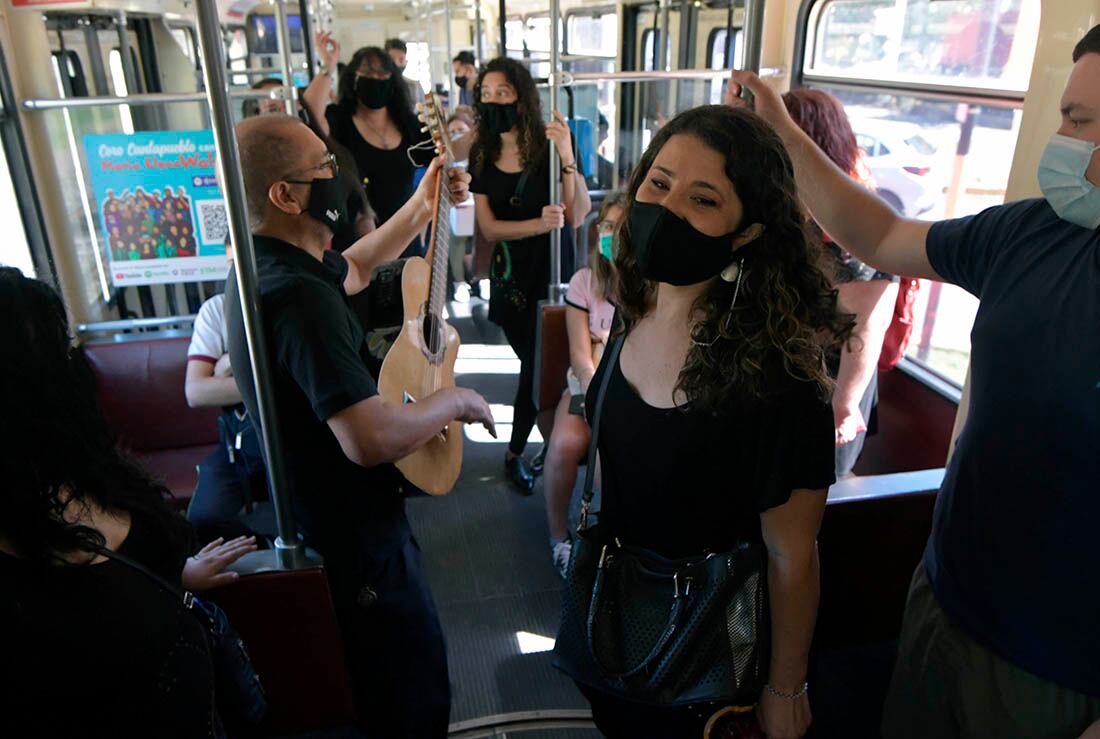 El Coro Cantapueblo, lanzó su último disco "El Coro Cantapueblo canta María Elena Wlash", en el Metro Tranvía Urbano de la Ciudad de Mendoza. Foto: Orlando Pelichotti