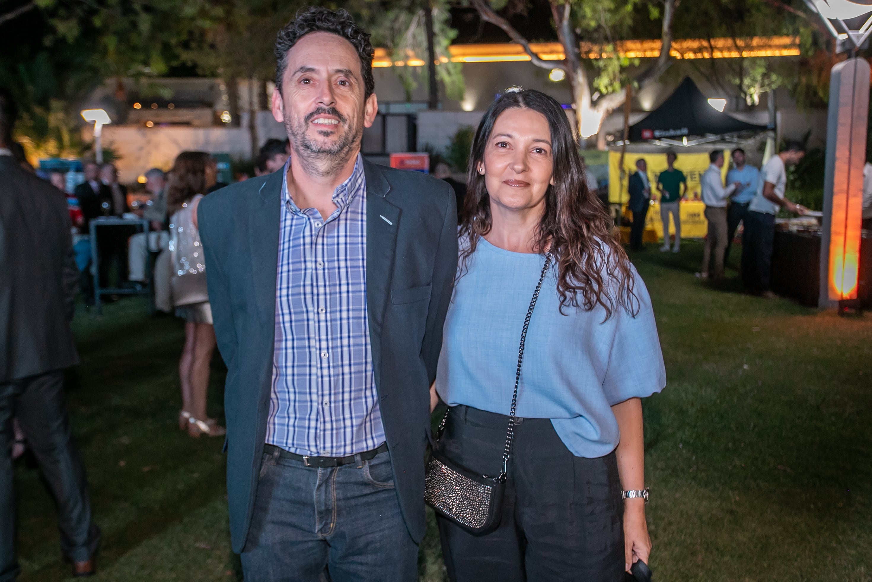 El director periodístico de Los Andes, Pablo Dellazzoppa junto a su esposa, durante el cóctel.