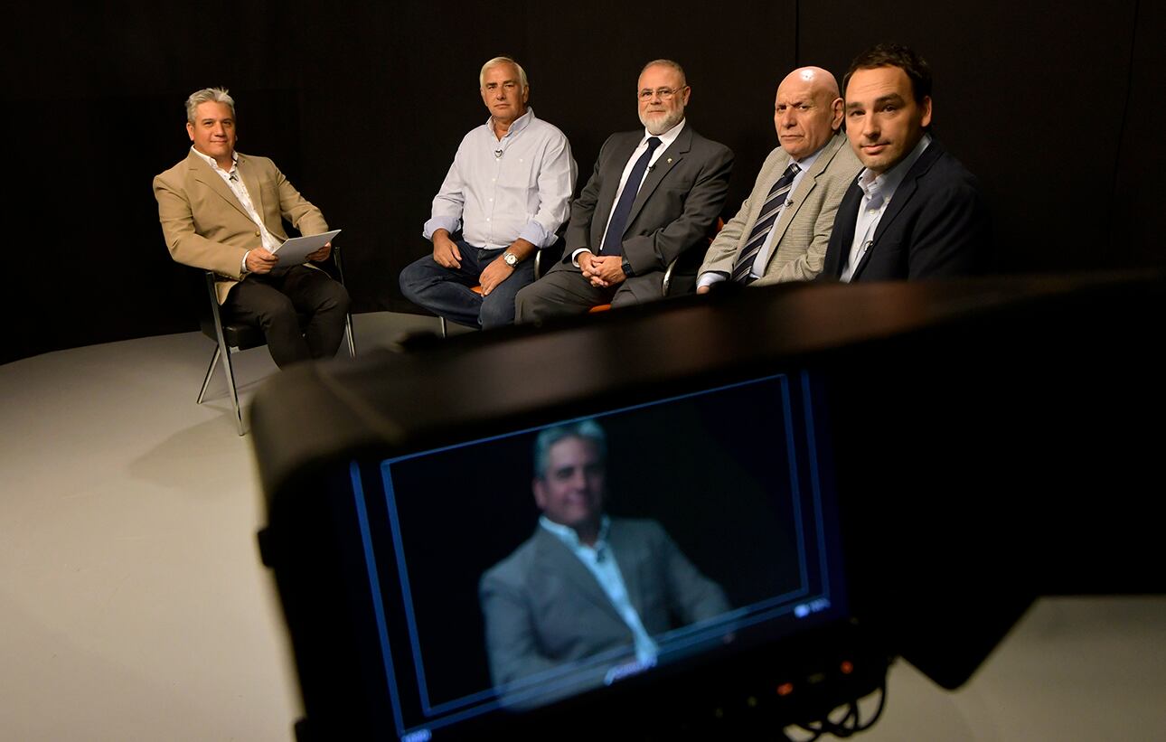 José Federico López, presidente de la Clínica de Cuyo, el Dr. Roberto Miatello, decano de la Facultad de Medicina de la UNCuyo, el Dr. José Lodovico, presidente del Círculo Médico de Mendoza (Cimesa) y el lic. Rodolfo Montero, gerente general de la Fundación Escuela Medicina Nuclear (Fuesmen) conformaron el panel moderado por el periodista Fernando Toledo. Foto: Orlando Pelichotti