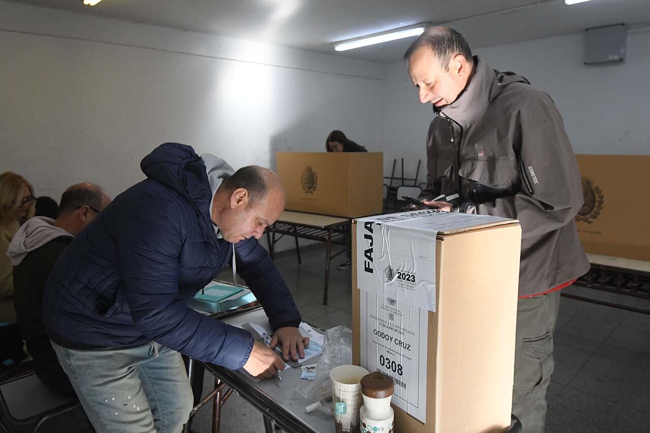 Elecciones provinciales PASO 2023 en la provincia de Mendoza.
En la Escuela Belgrano de Godoy Cruz, Los votantes ingresaban para votar en una mañana electoral tranquila pero fría.
Foto: José Gutierrez / Los Andes