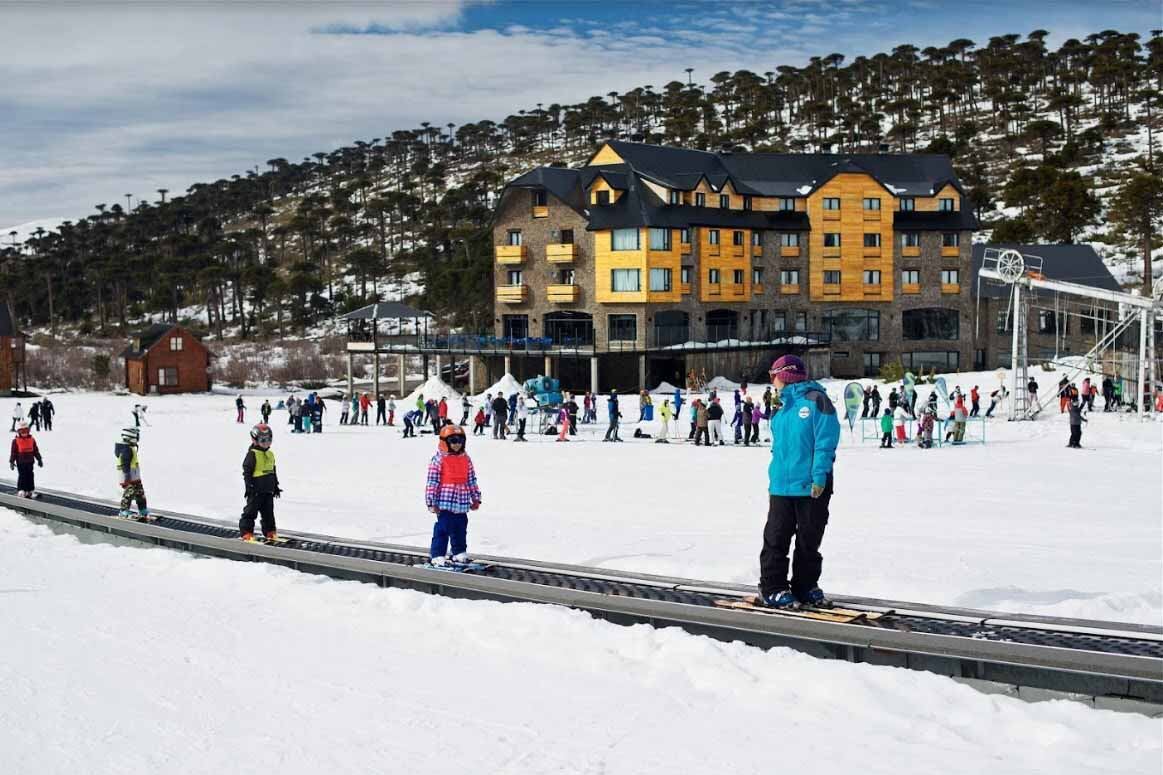 El complejo invernal, de 1.000 hectáreas de superficie esquiable, desarrolla la temporada más larga del hemisferio sur y nos invita a esquiar en veinte pistas con distintas variantes.
