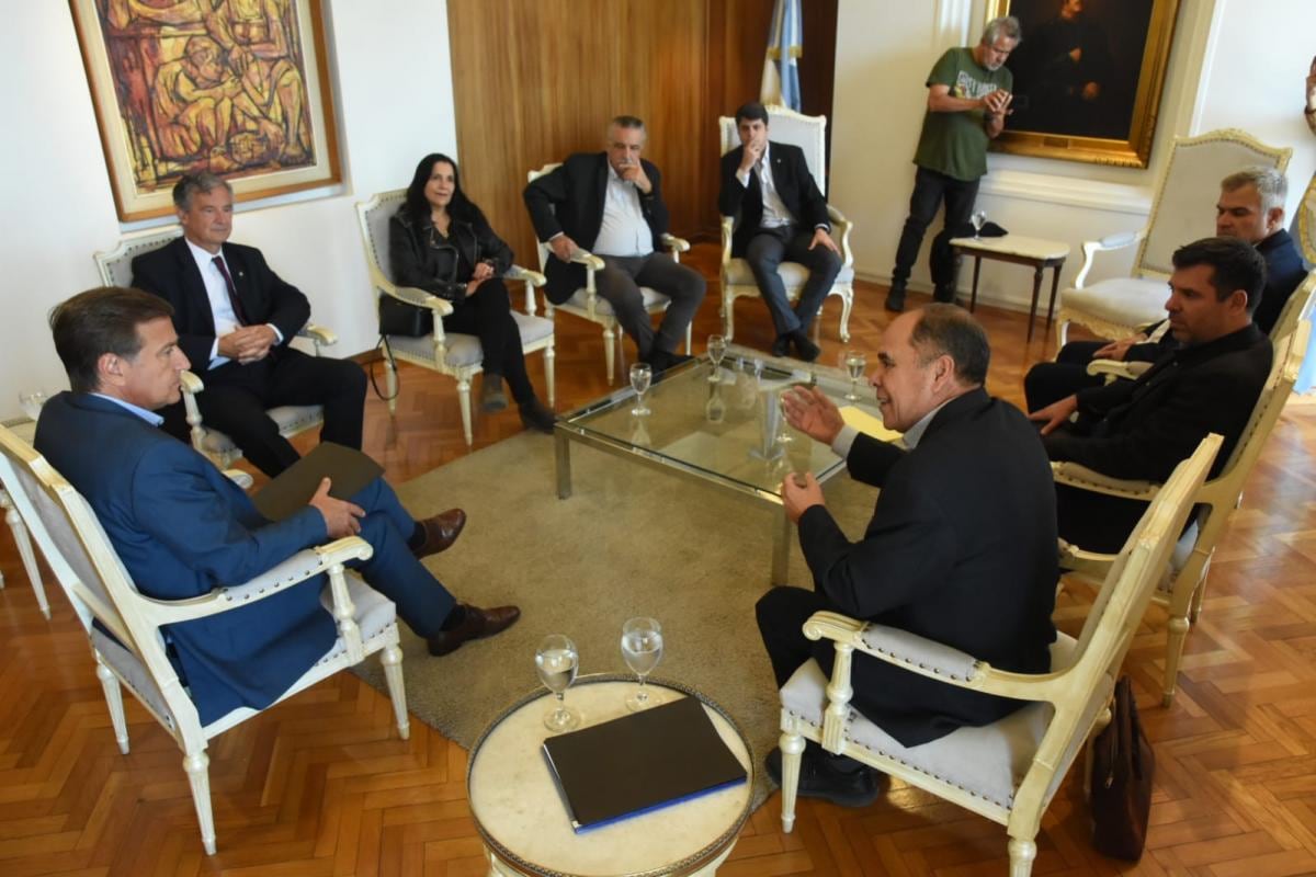 Representantes de la Unidad Mixta del SAR dialogaron con el gobernador mendocino. Imagen: Gentileza INTA.