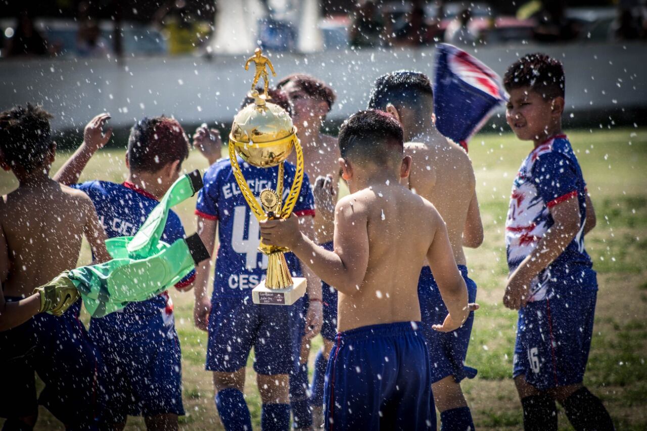 Todos los chicos, de las distintas divisiones y de las diferentes categorías, se llevan el mismo trofeo. Foto: Gentileza liga Futuros Cracks.