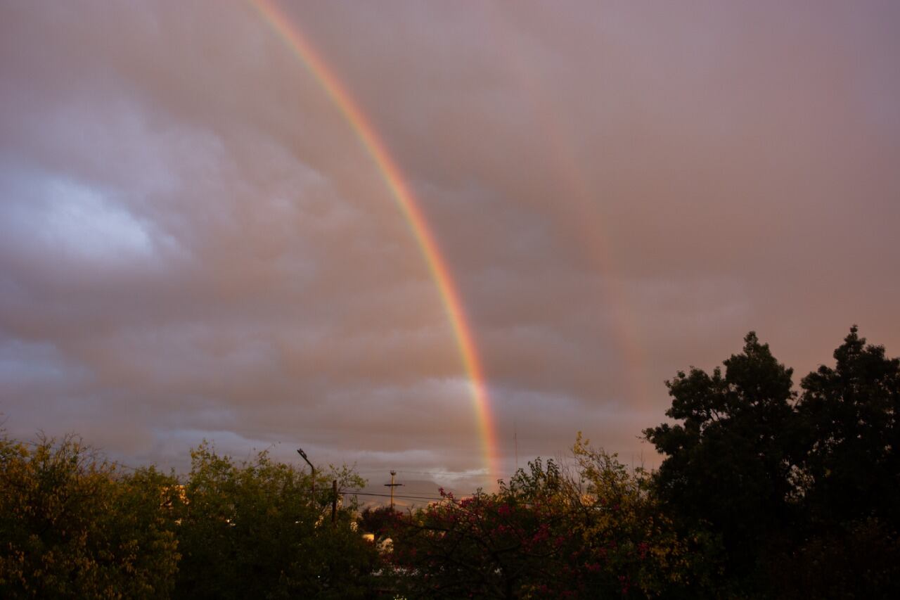 Las fotos del arco iris mendocino plagaron las redes sociales y grupos de WhatsApp a primera hora de la mañana. Foto: Ignacio Blanco / Los Andes.