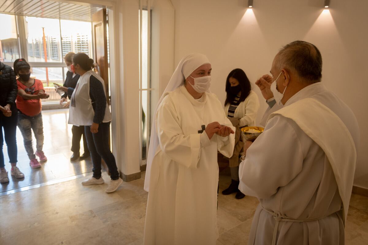 La hermana María Norma Campusano recibe la eucaristía.