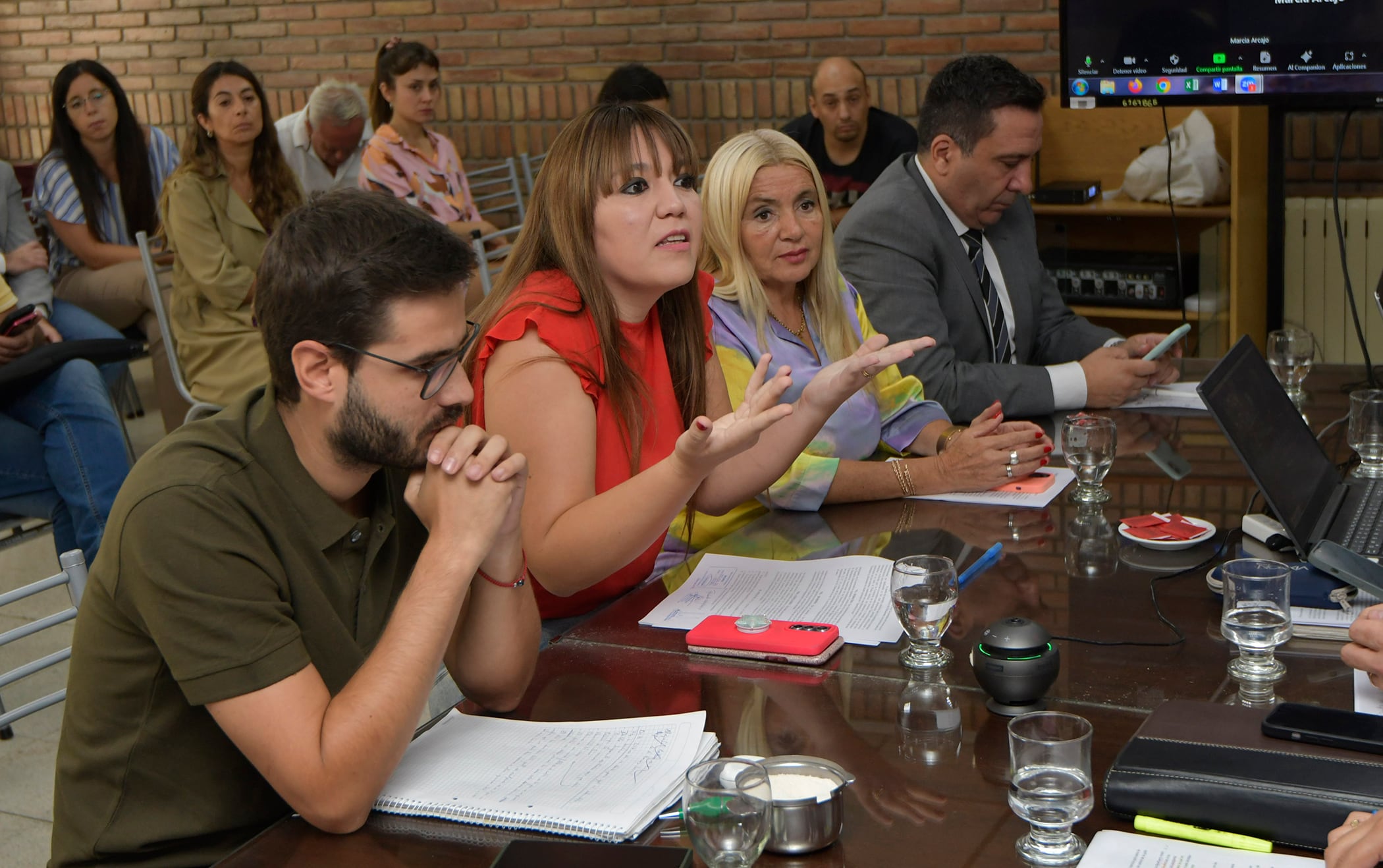 Miembros de los bloques de la Legislatura de Mendoza acompañaron el pedido de informe sobre la situación judicial de la diputada provincial Janina Ortiz, sobre la causa por coacciones que tiene a la exsSecretaria de Gobierno de la Municipalidad de Las Heras
Foto: Los Andes. 