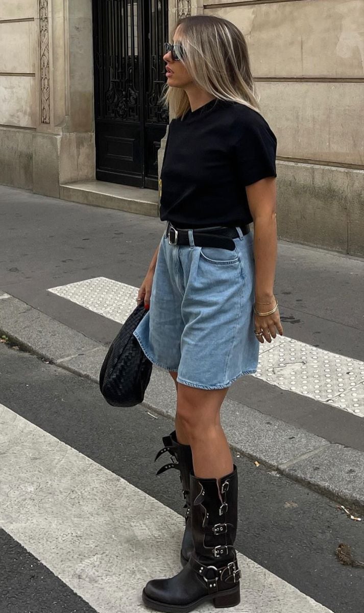 Usar las botas con bermudas de jean o el género que sea es una excelente opción para armar un look urbano y canchero. 