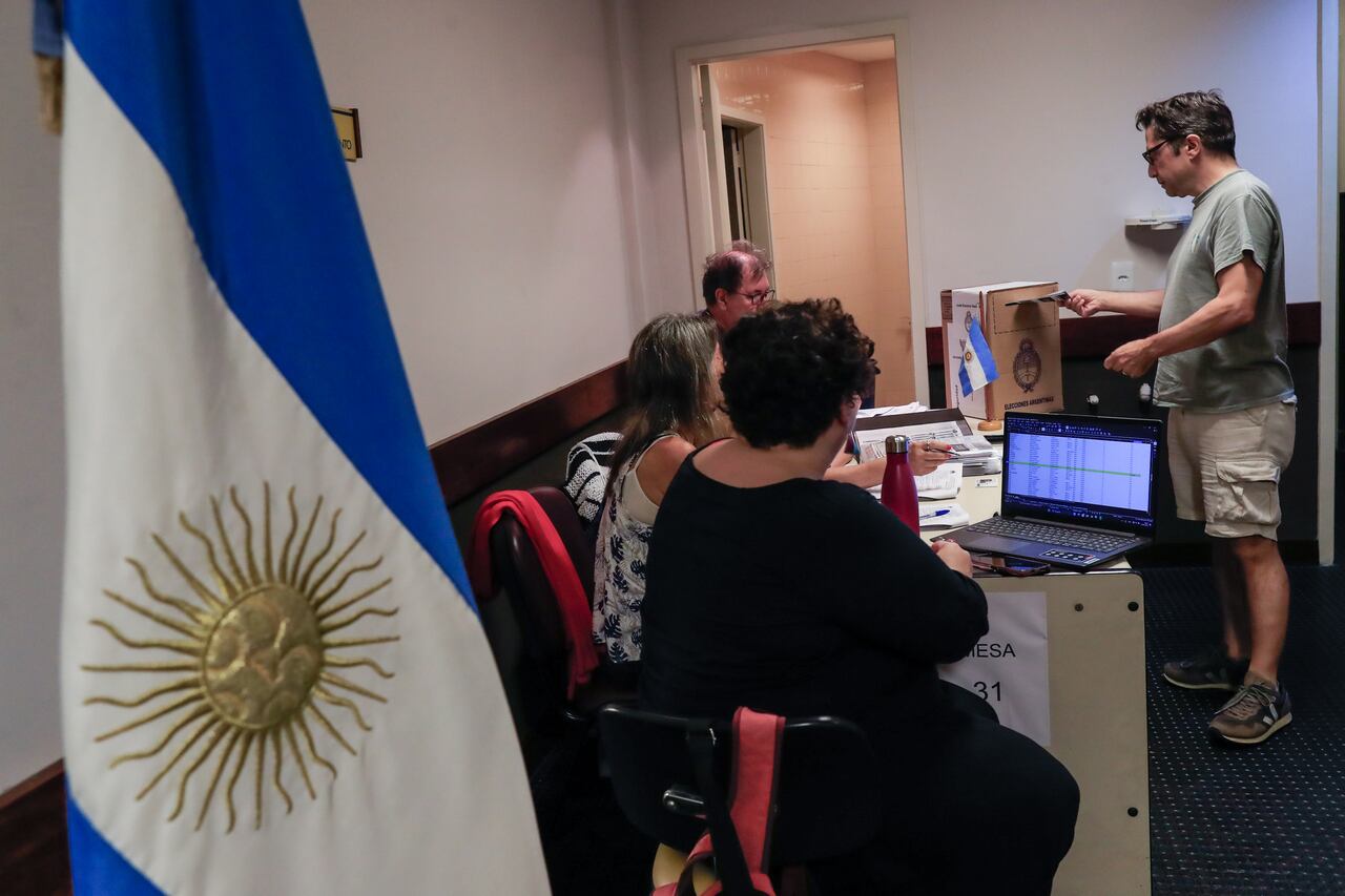 Ciudadanos argentinos residentes en Brasil votan en el consulado argentino, hoy en Río de Janeiro (Brasil). Este domingo se llevó a cabo la primera vuelta de las elecciones presidenciales en Argentina y los tres candidatos con más posibilidades son Javier Milei, Patricia Bullrich y Sergio Massa. EFE/André Coelho
