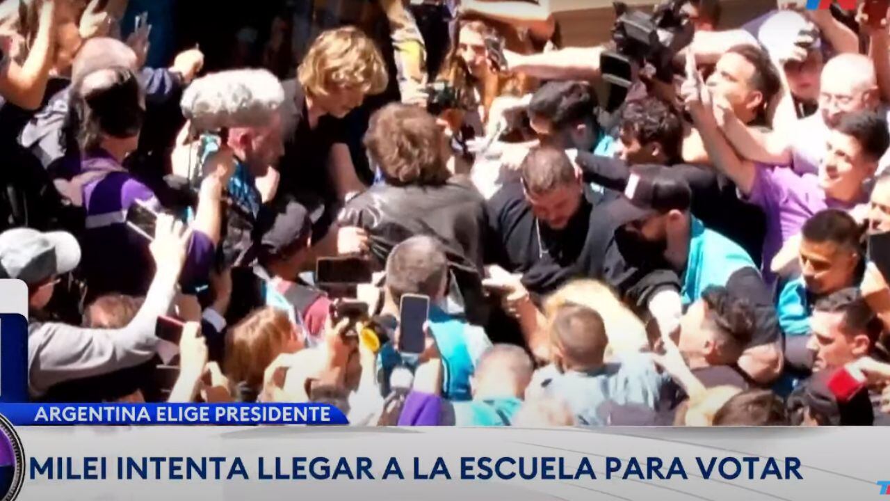 Javier Milei votó junto a una multitud de personas: “Estamos en condiciones de hacer el mejor gobierno de la historia”