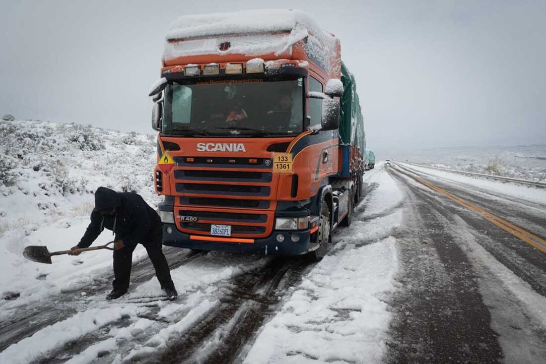 Como estaba pronosticado, el frente frío llegó a Mendoza durante este sábado. Muchas localidades provinciales se vistieron de blanco debido a las importantes nevadas que trajo el temporal.