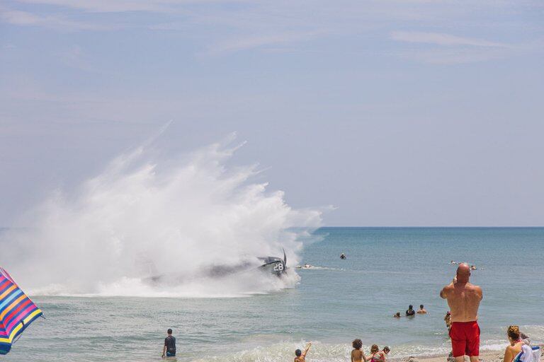 Un avión de la Segunda Guerra Mundial debió descender sobre el mar tras un desperfecto mecánico.