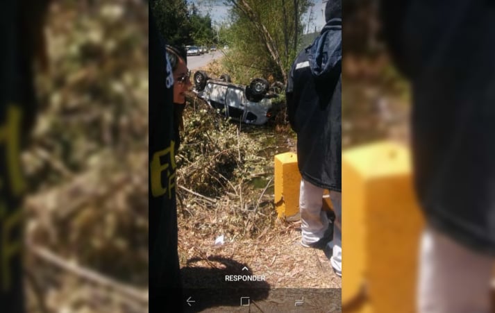 La camioneta Renault Duster quedó dada vuelta en dentro del canal.