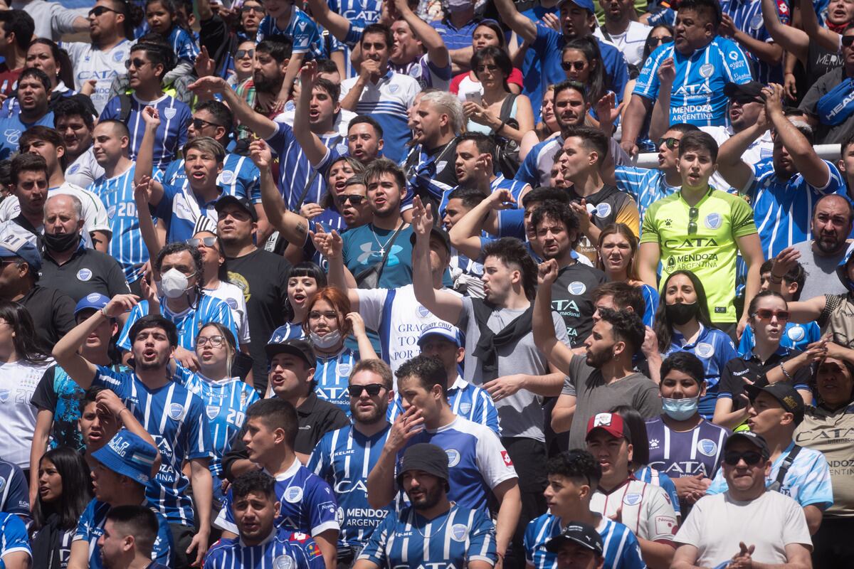 Los hinchas volvieron a la cancha y ya se palpita la alegría, las banderas y los cánticos en el Malvinas.
Pasado el medio día el Mundialista volvió a abrir las puertas para ser poblado en su 50% de aficionados tombinos, para poder alentar a Godoy Cruz en su partido frente a Newell’s.