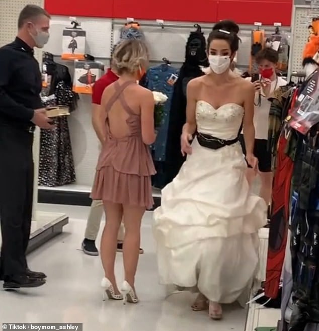 Una chica se apareció en el trabajo de su novio y le exigió casamiento en el lugar.