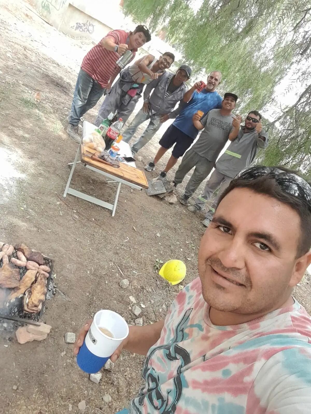 Un jubilado le regaló a un grupo de obreros un asado porque encontraron su billetera. Foto Diario Río Negro.