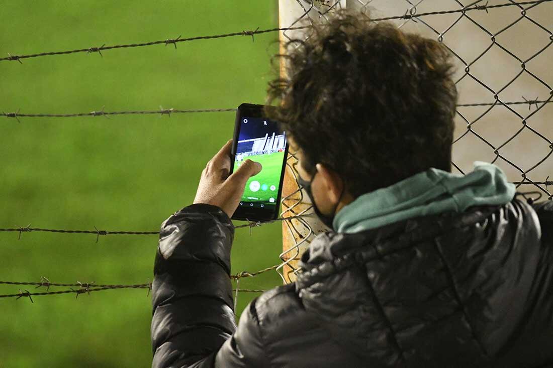 Para el recuerdo. Un allegado al club toma imágenes de la cancha durante el partido.