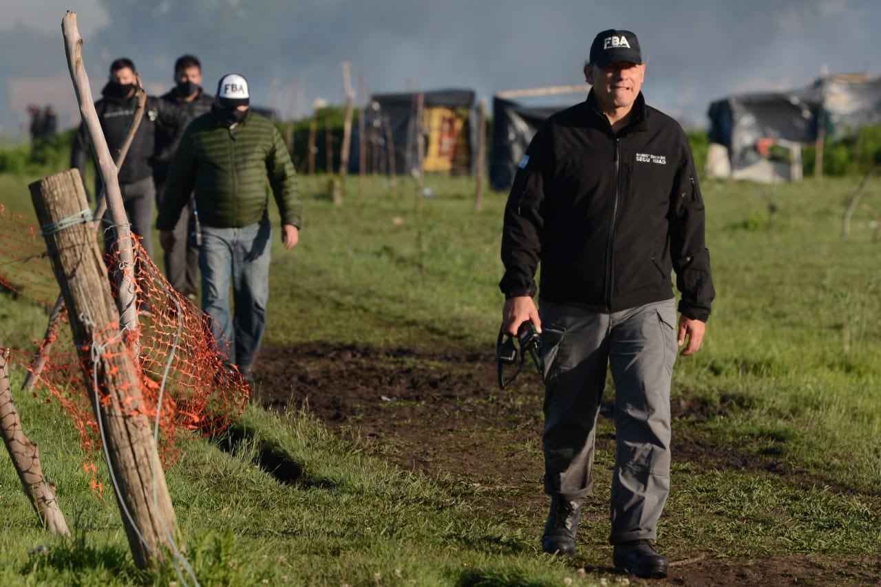 Tensión en Guernica: incidentes entre policías y usurpadores de tierras tras el desalojo