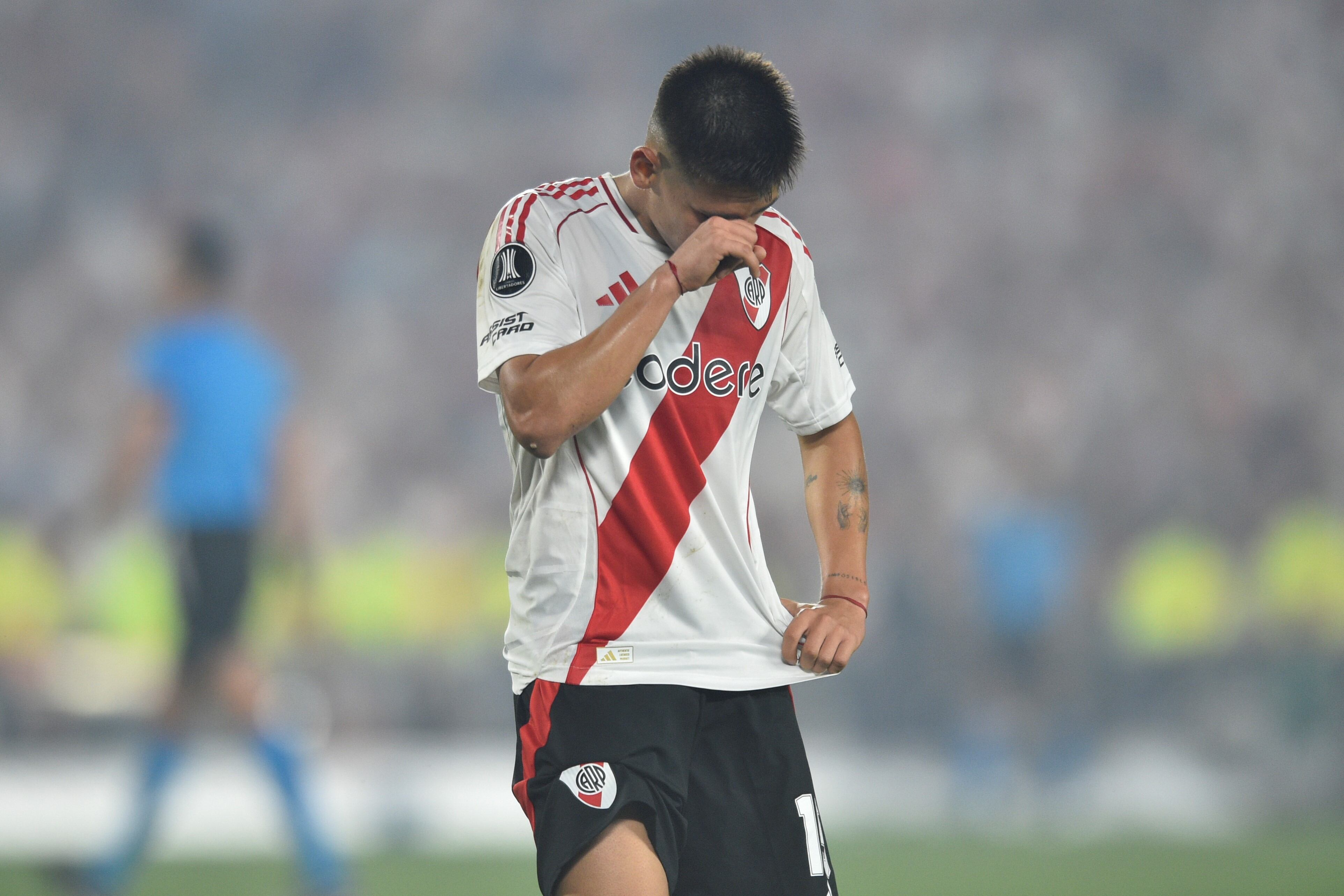 Claudio Echeverri lamentando la eliminación de River ante el Mineiro. (AP)