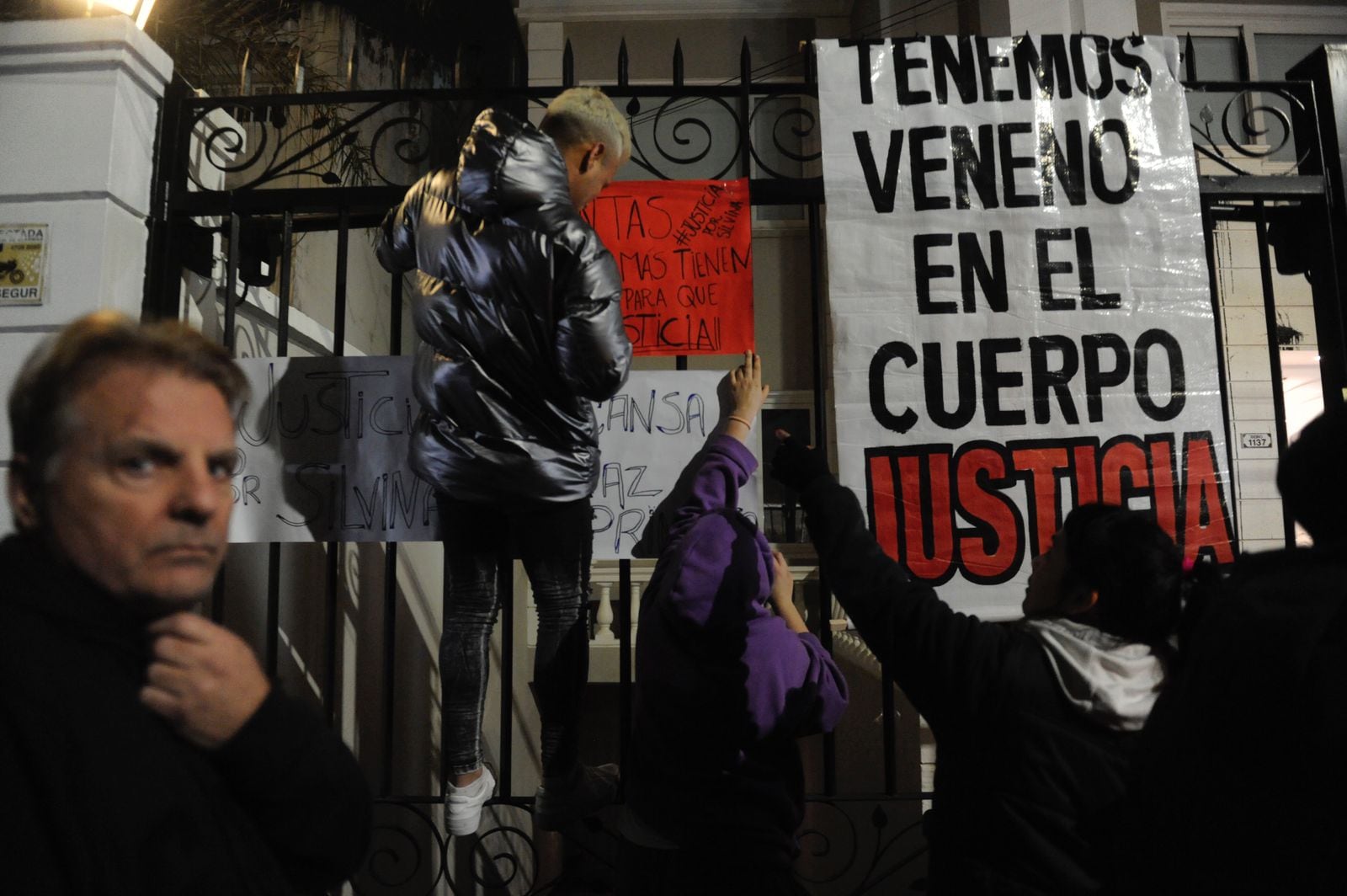 Multitudinaria marcha en la casa de Aníbal Lotockitocki. Foto: Federico López Claro.