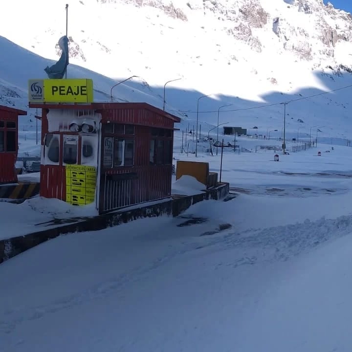 Las impactantes postales de las nevadas en Alta Montala que impiden la reapertura del Paso a Chile. Foto: Gendarmería Nacional.