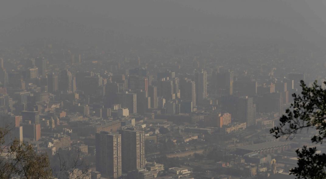 La contaminación del aire es frecuente en las grandes ciudades. La foto fue tomada en 2015 en Chile. (AP/Archivo)