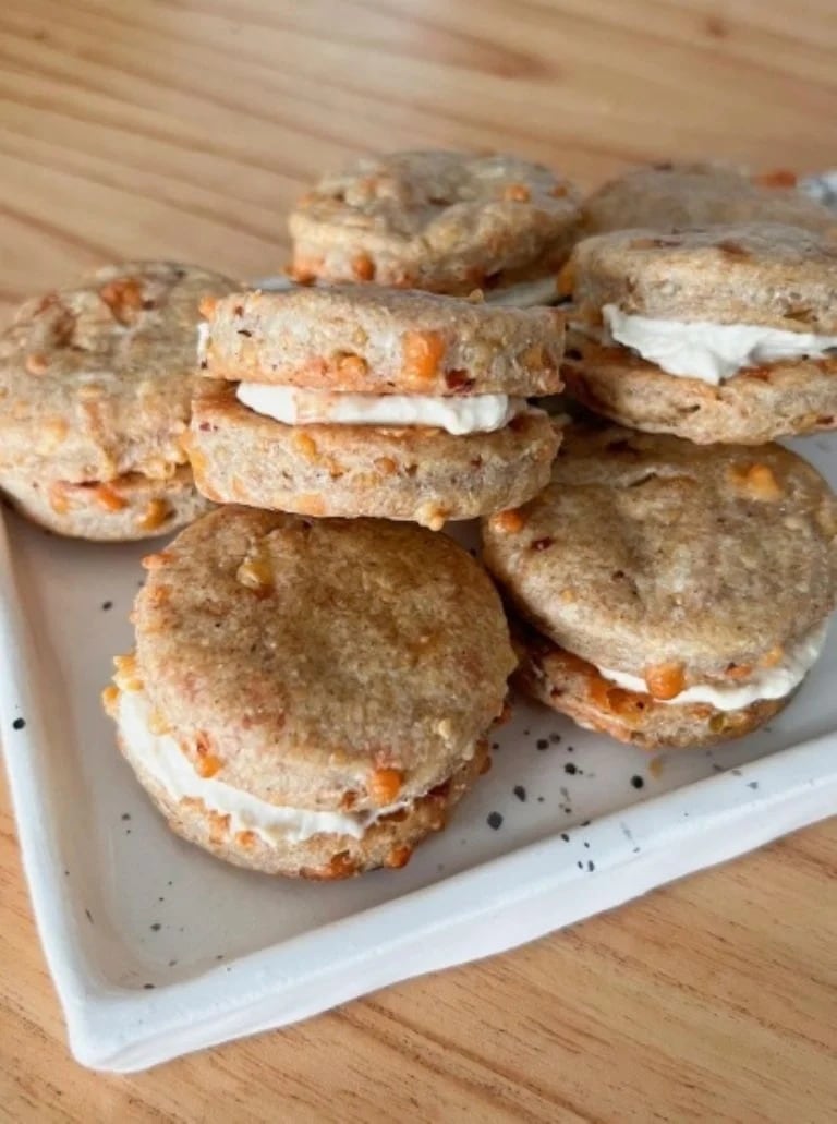 Así podrás hacer los mejores alfajores de queso y avena.