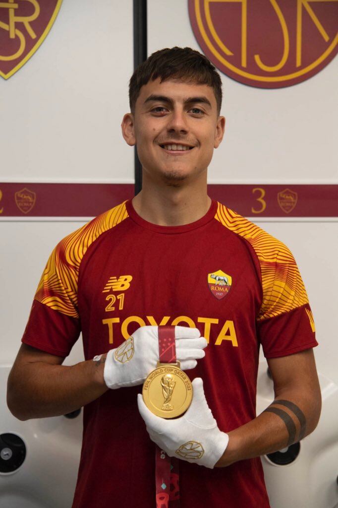 Roma confirmó que Dybala donará su medalla de campeón del mundo.