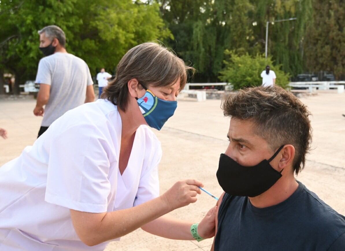 Matías recibió la primera dosis de Pfizer / Marcelo Rolland.