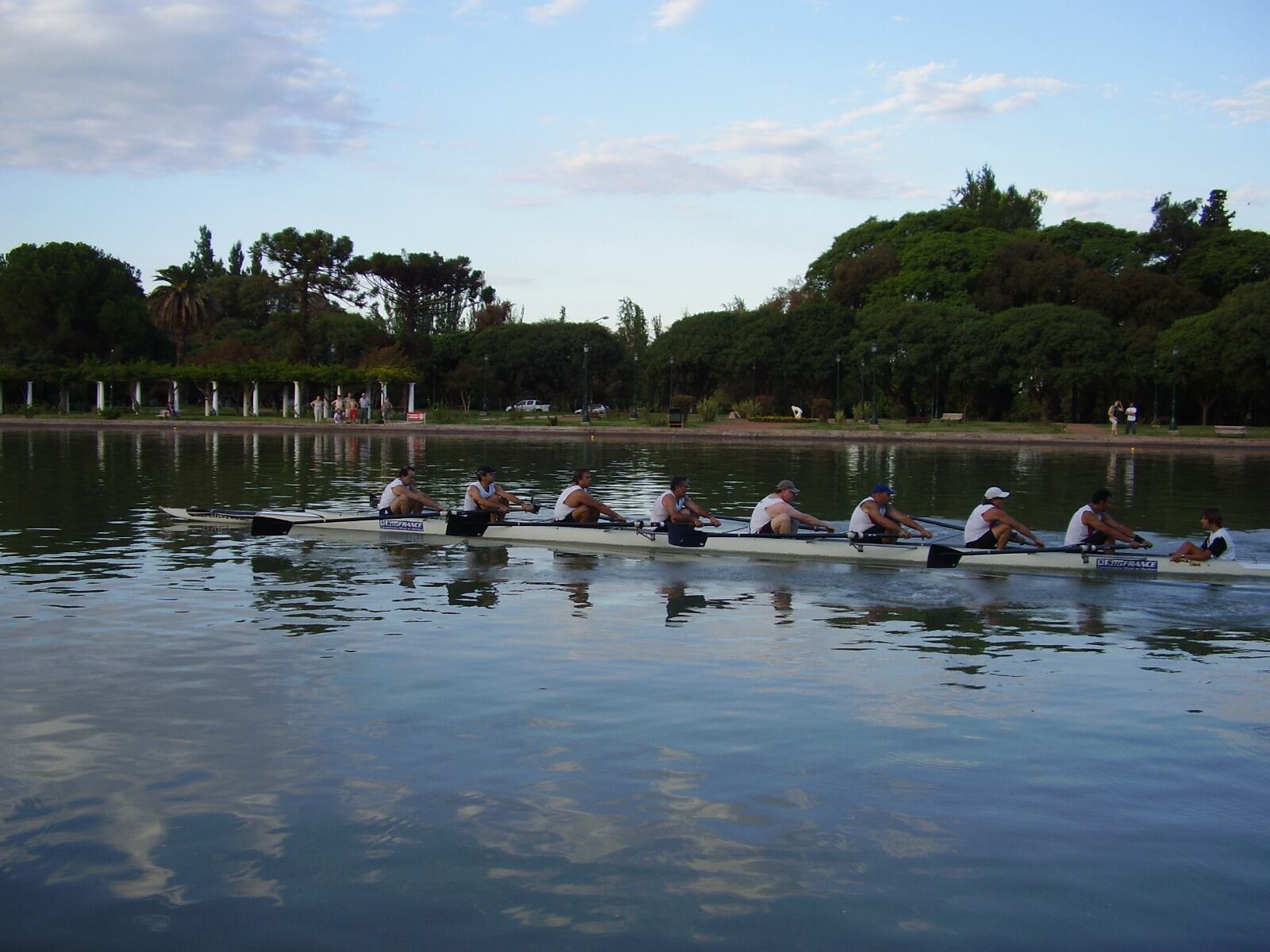 El lago del Parque recibirá a casi 500 remeros de todo el mundo para una mega regata. Foto: gentileza Rubén De la Llana