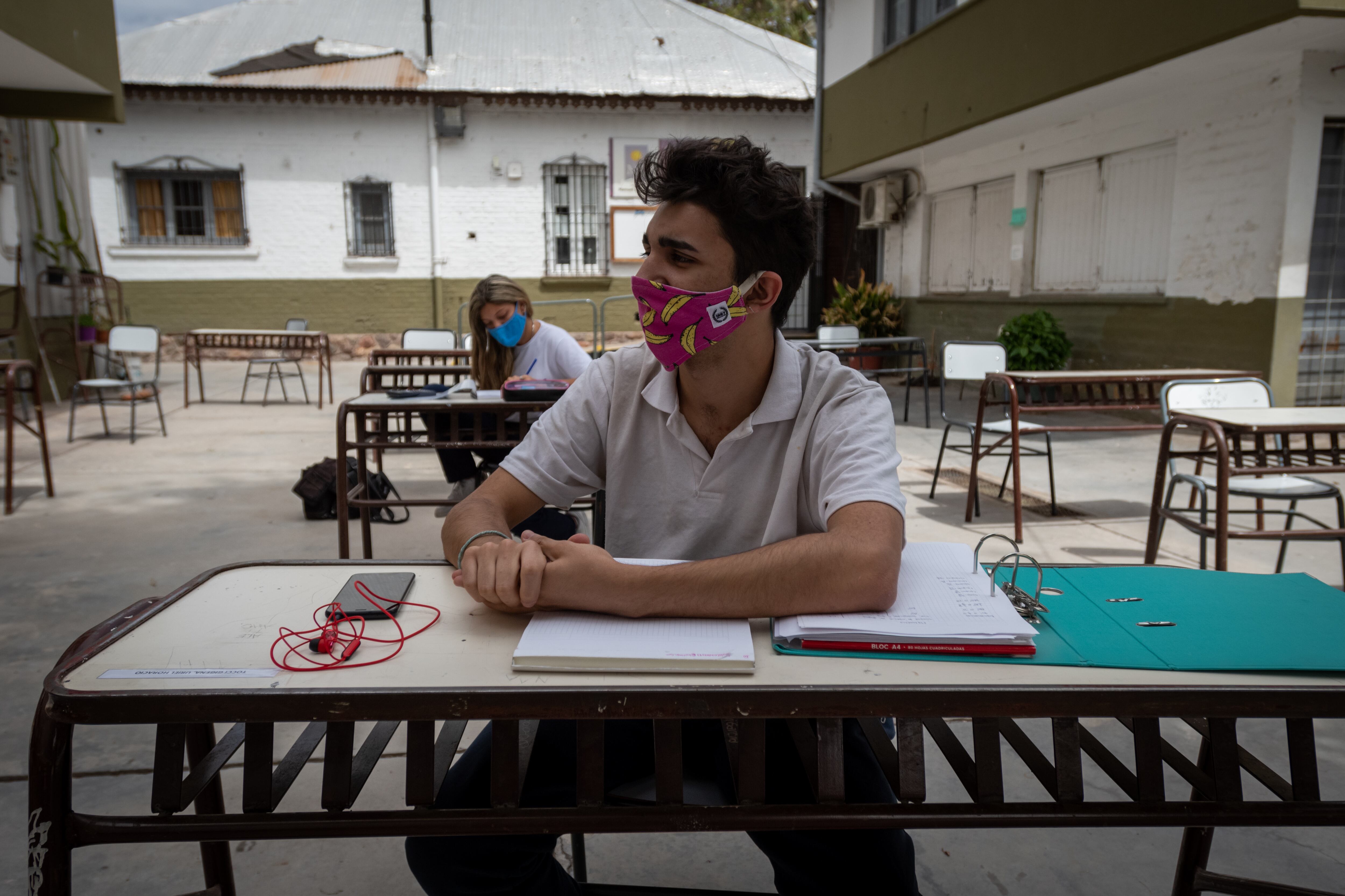 Uriel presta atención en la clase dictada en el patio de la escuela debido al protocolo contra la Covid-19.