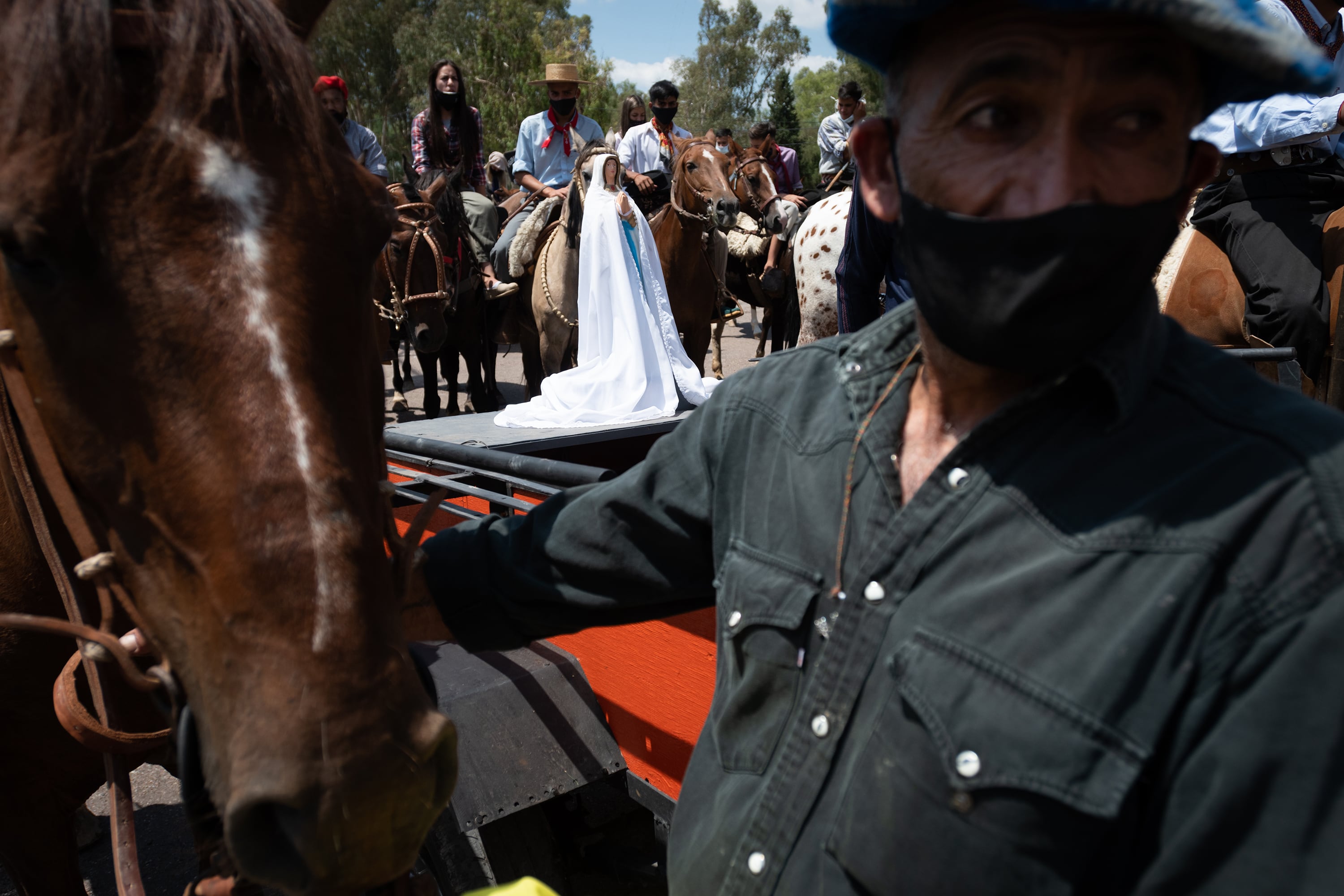 Una agrupación gaucha traslada la imagen de la Virgen.