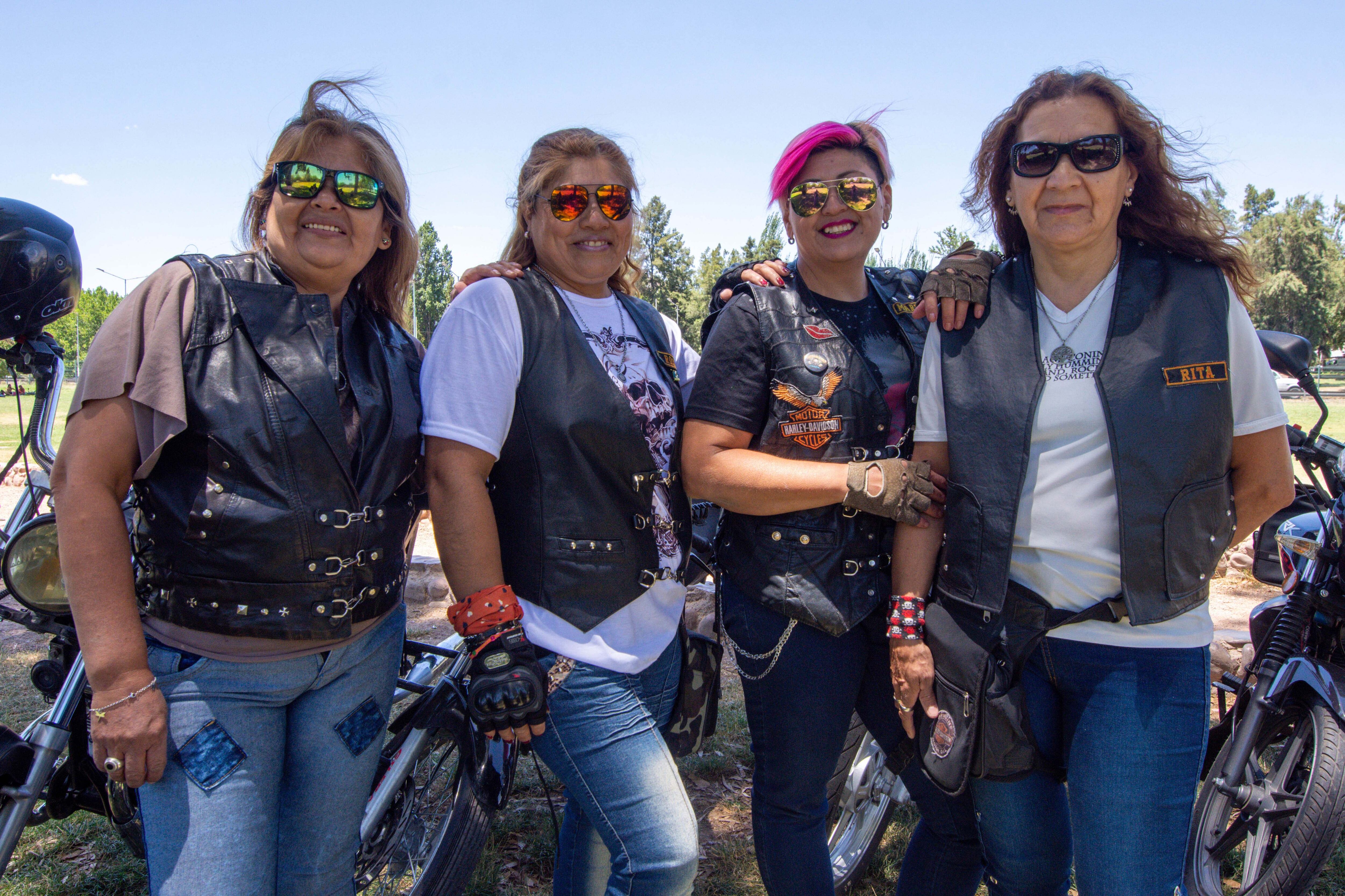 Calaveras y Catrinas asi se definen el grupo de amigas moteras  Lourdes Ybarra, Roxana Morales, María Irrazabal y Rita Cano - Mariana Villa