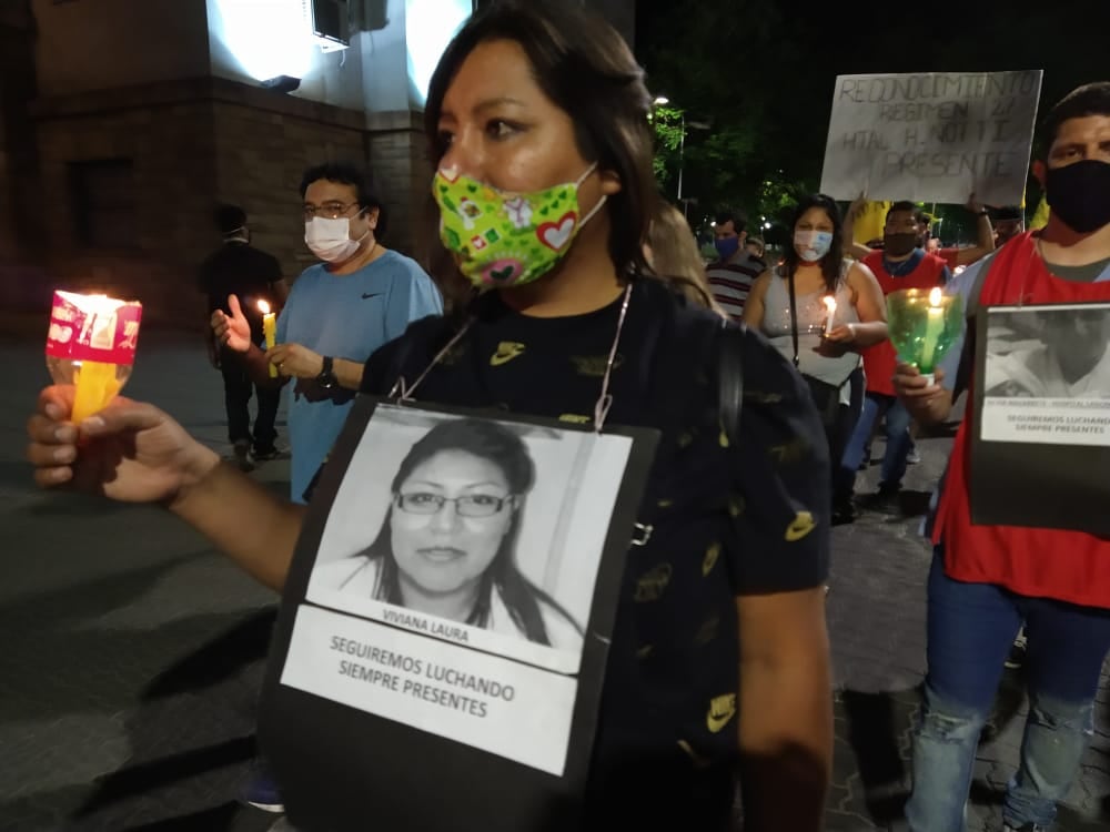 Con carteles y velas encendidas pidieron ser escuchados debido a la falta de insumos para afrontar la pandemia.