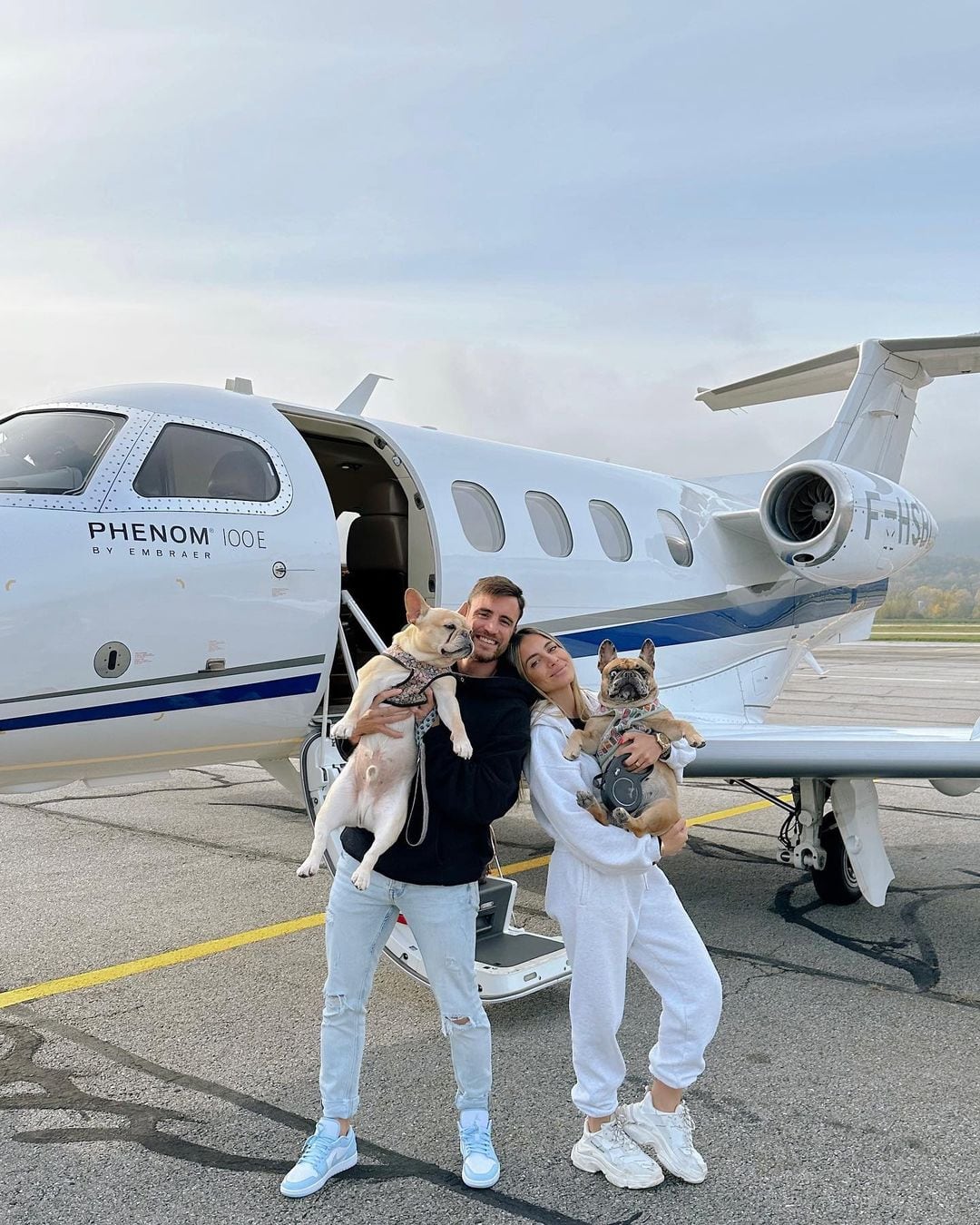 Nico y Caro junto a sus perros.