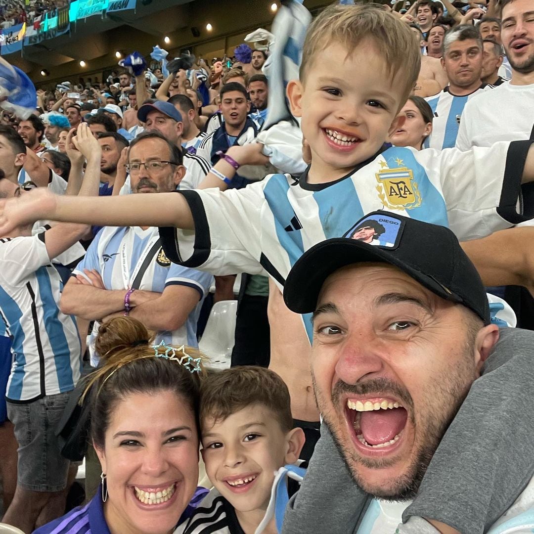 Diego Brancatelli con su familia en Qatar.