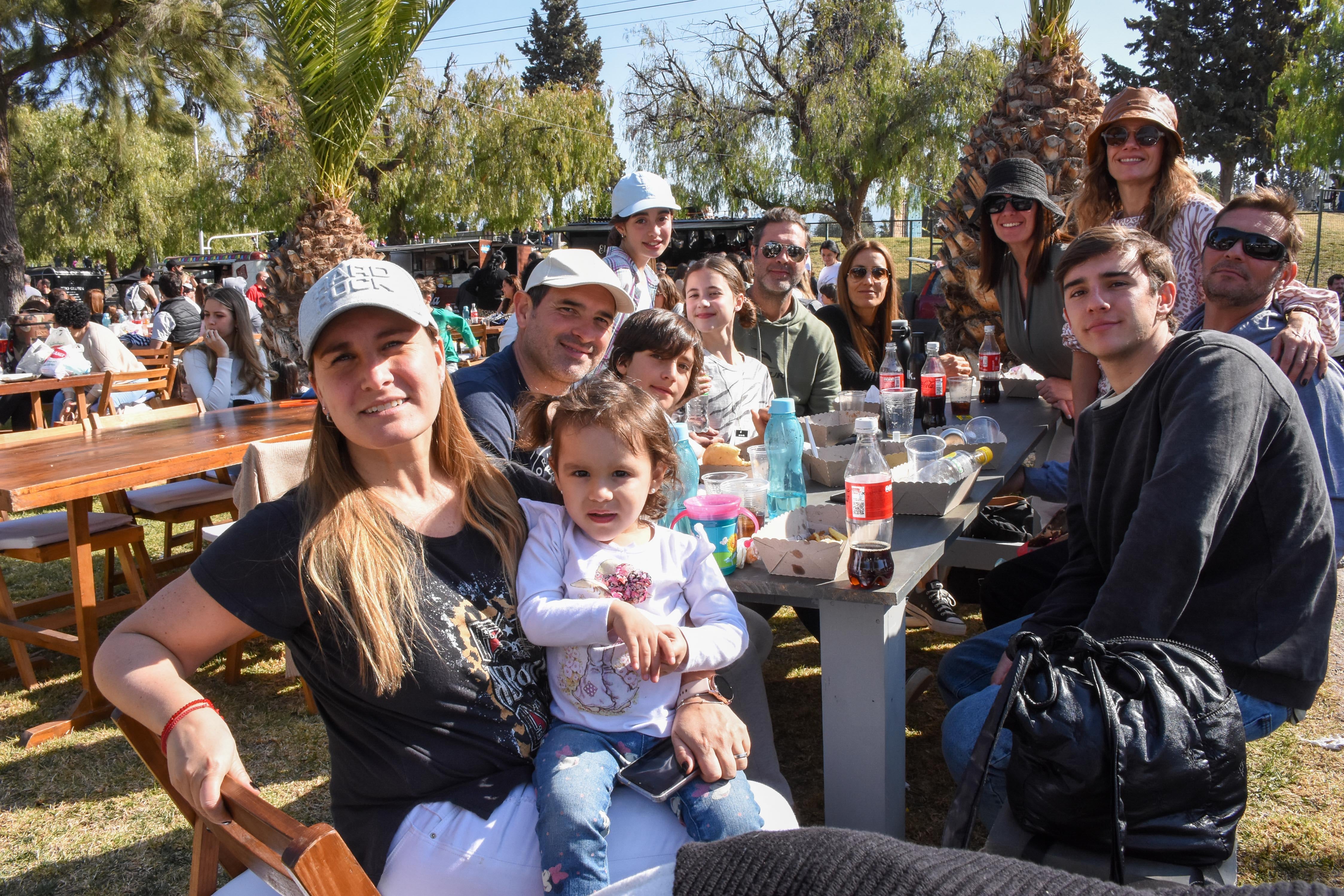 Las familias Ledda, Meli, Rodríguez y Astiz disfrutaron del patio de comidas.