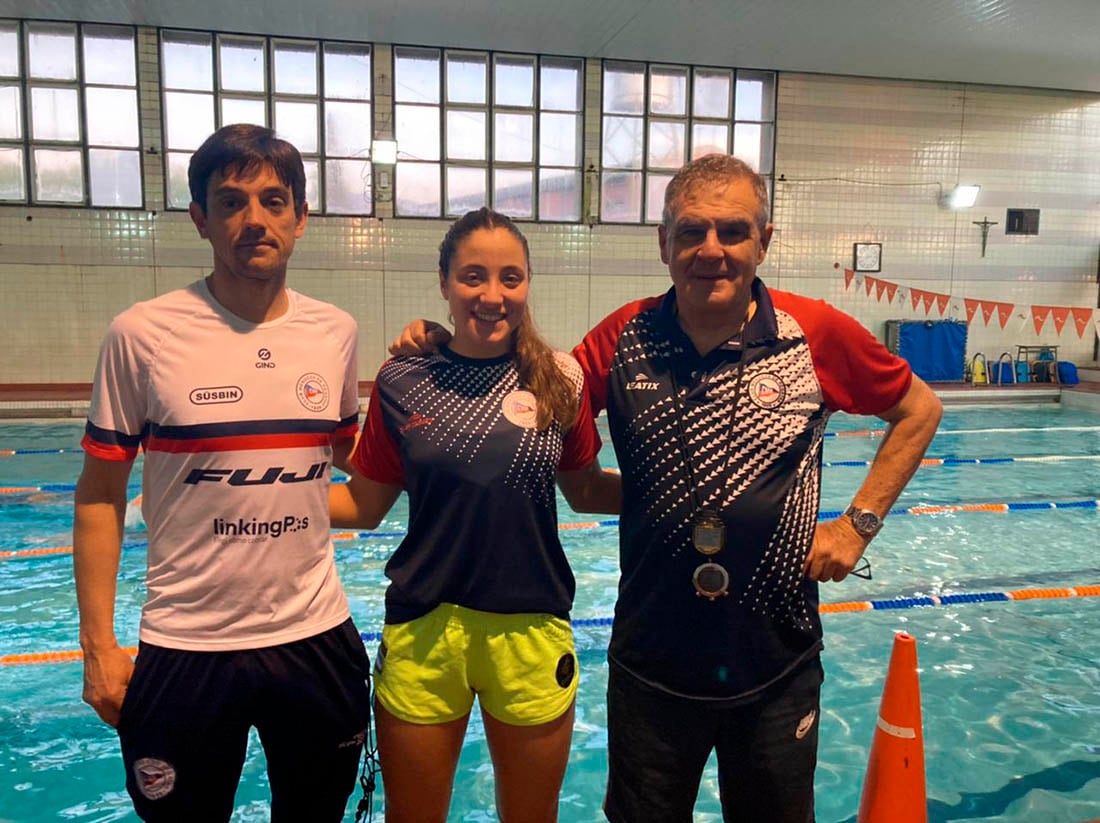 Martina junto a Claudio Cappezzone y otro colaborador, antes de viajar rumbo a África.