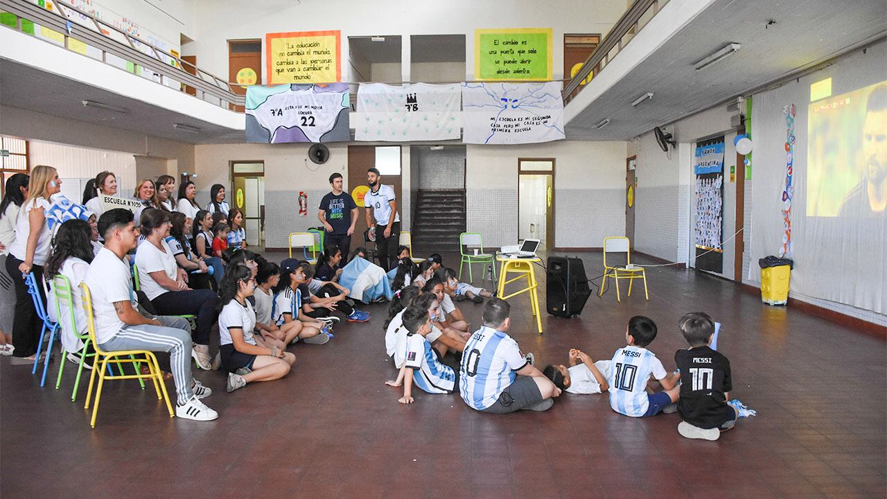 Argentina vs Polonia, asi se vivio el emocionante partido en el centro de Mendoza.
Foto: Mariana Villa / Los Andes 