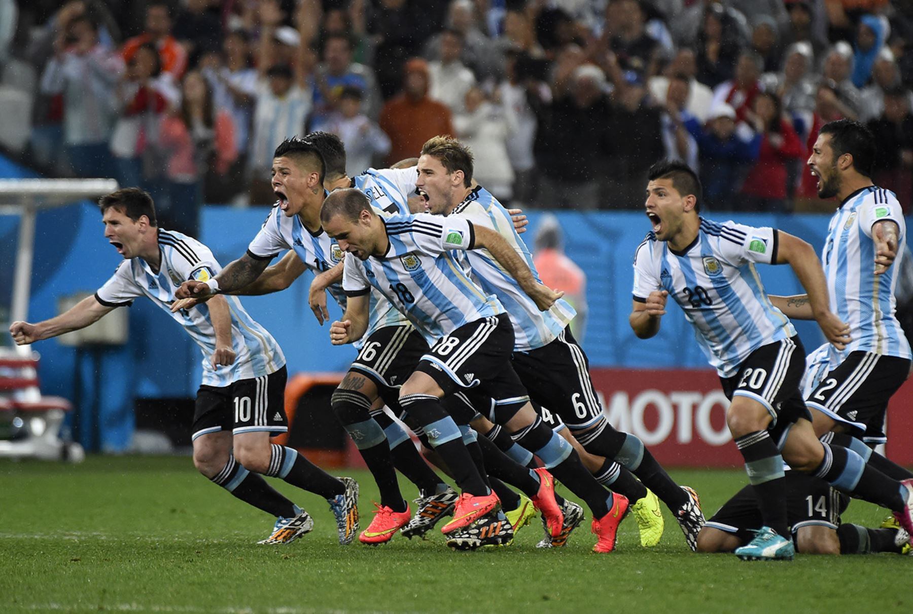 El jugador rosarino, con un fuerte derechazo, venció al arquero holandés.