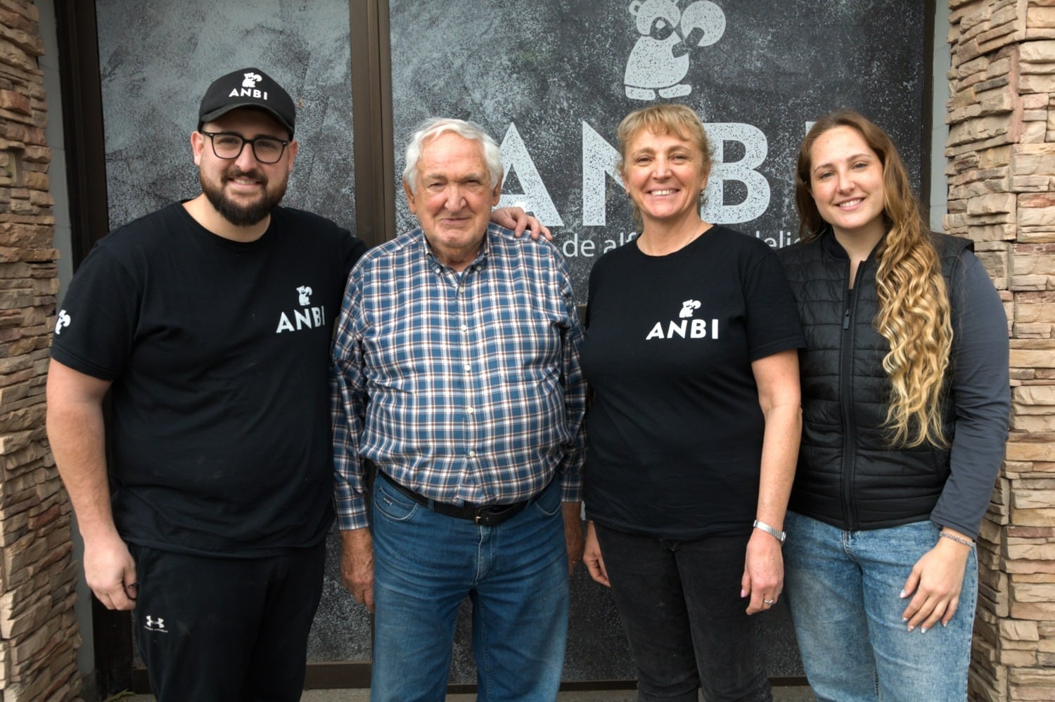 En San José, Guaymallén, se ubica la fábrica Anbi, que fue creada por Lucio Escorihuela en el año 76, quien continúa trabajando 48 años después, pero ahora junto a su hija y a sus dos nietos.