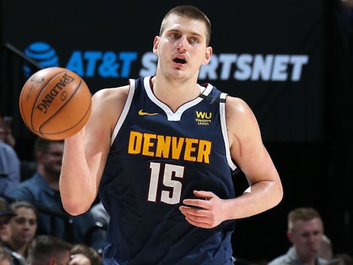 Jokic fue visto con una visible pérdida de peso presenciando un partido de basquetbol en Belgrado, donde saludó efusivamente a varias personas incluido el tenista Novak Djokovic