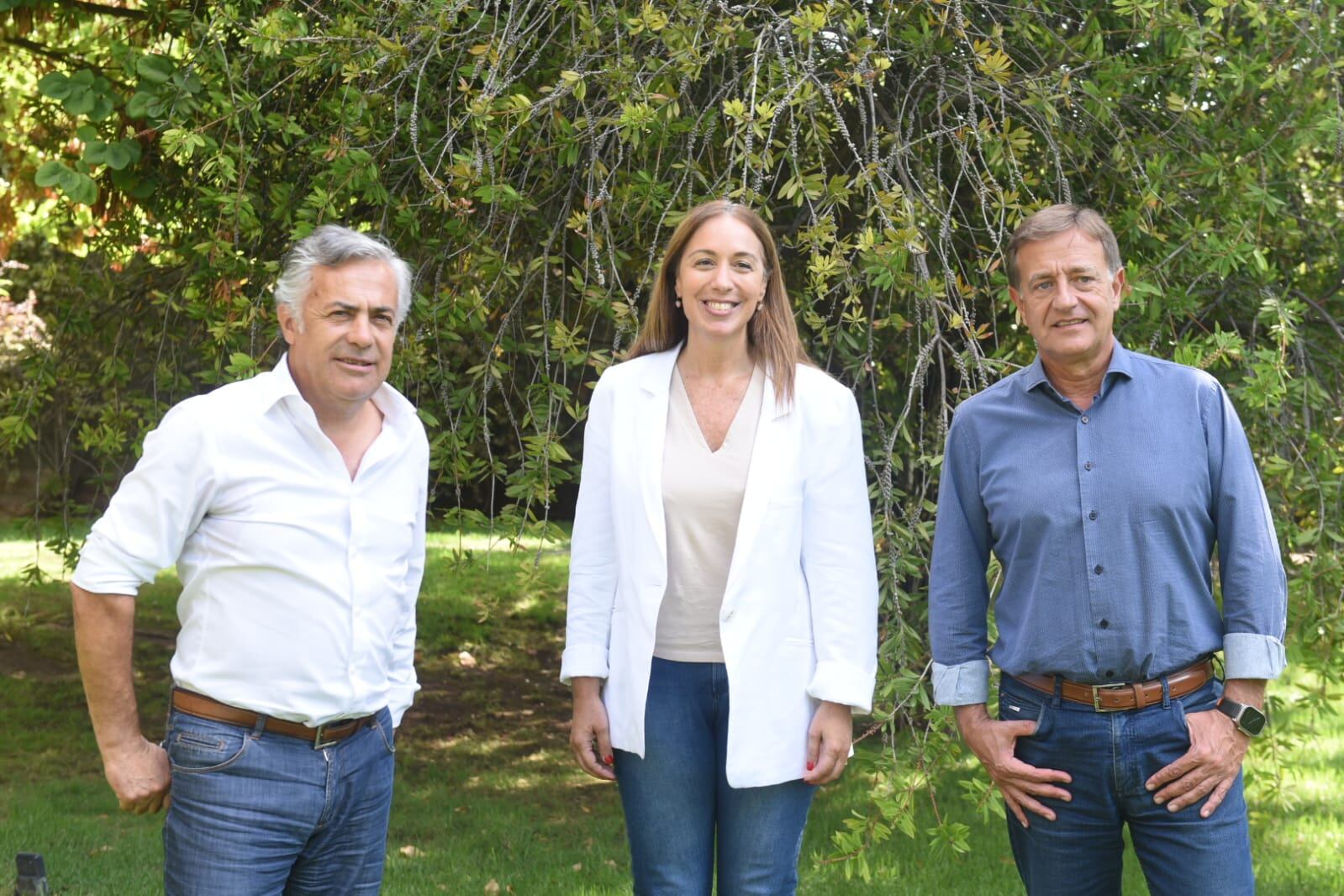 María Eugenia Vidal en la residencia oficial de Mendoza, junto al gobernador Rodolfo Suárez, y el senador nacional Alfredo Cornejo.