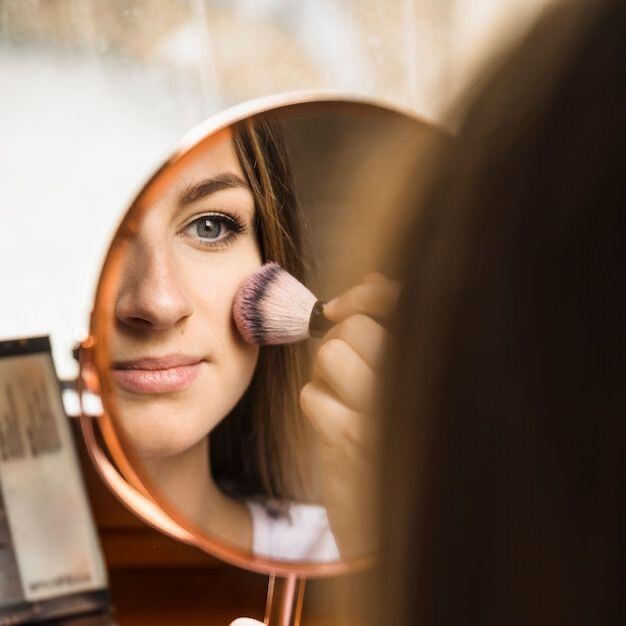 Existen muchos tips y técnicas para oscurecer una base de maquillaje. La primera es mezclar tu base clara con alguna base o corrector más oscuro hasta lograr el tono que deseas.