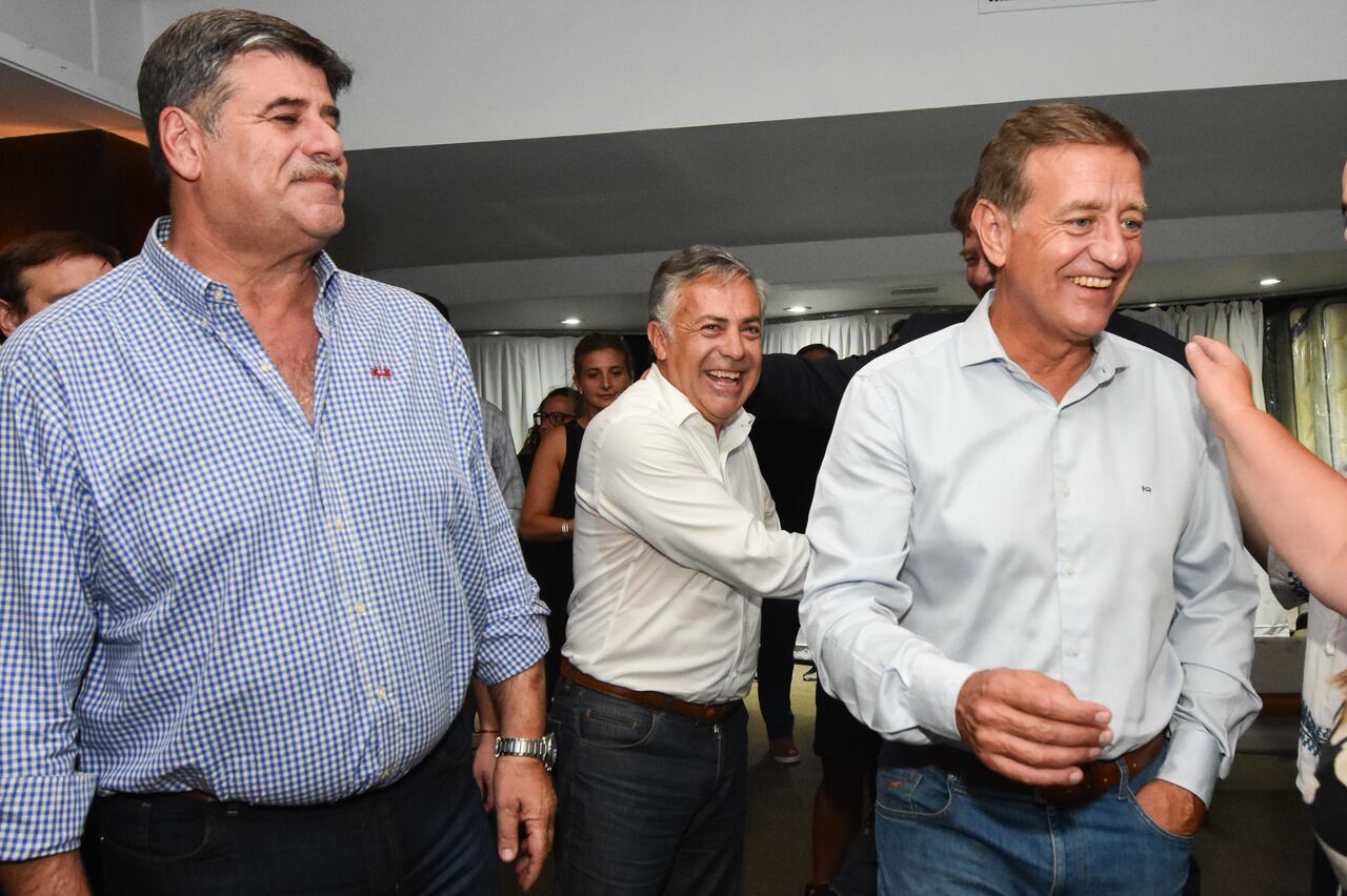 El senador nacional Alfredo Cornejo, junto al vicegobernador Mario Abed y el gobernador Rodolfo Suarez. Foto: Mariana Villa / Los Andes