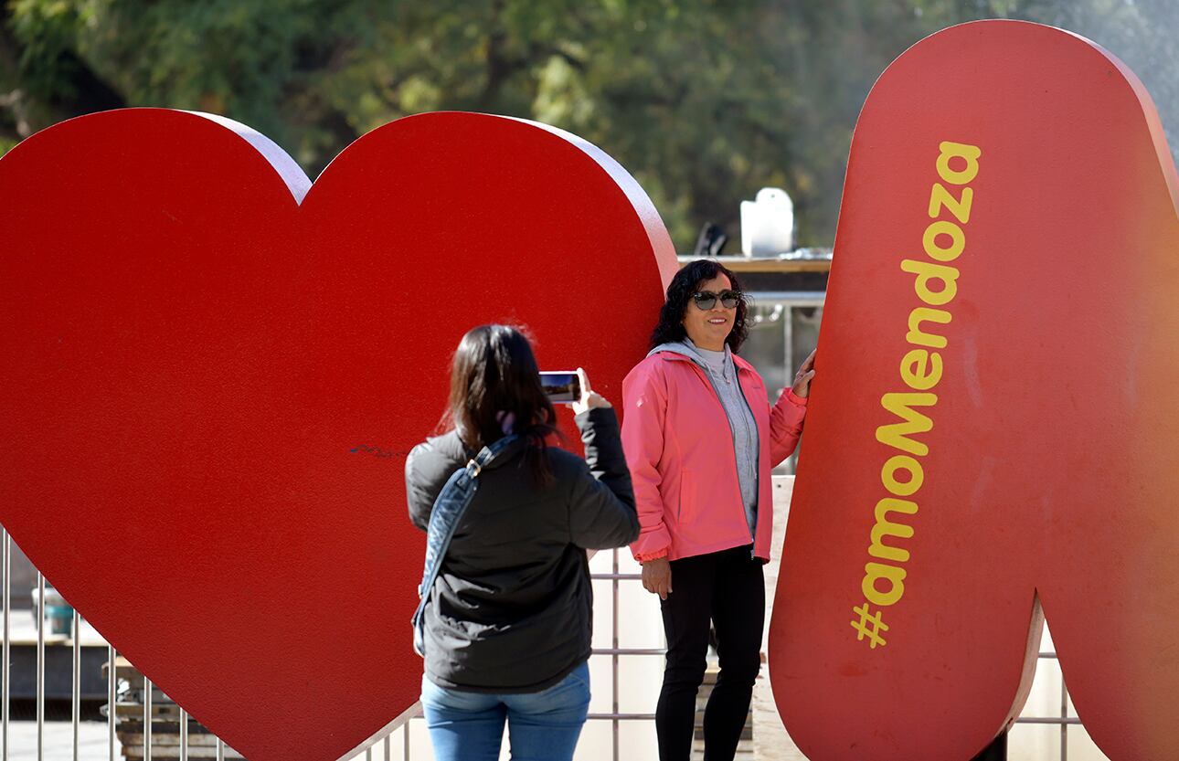 
Turistas pasean por la Plaza Independencia, Peatonal Sarmiento y museos

Foto: Orlando Pelichotti