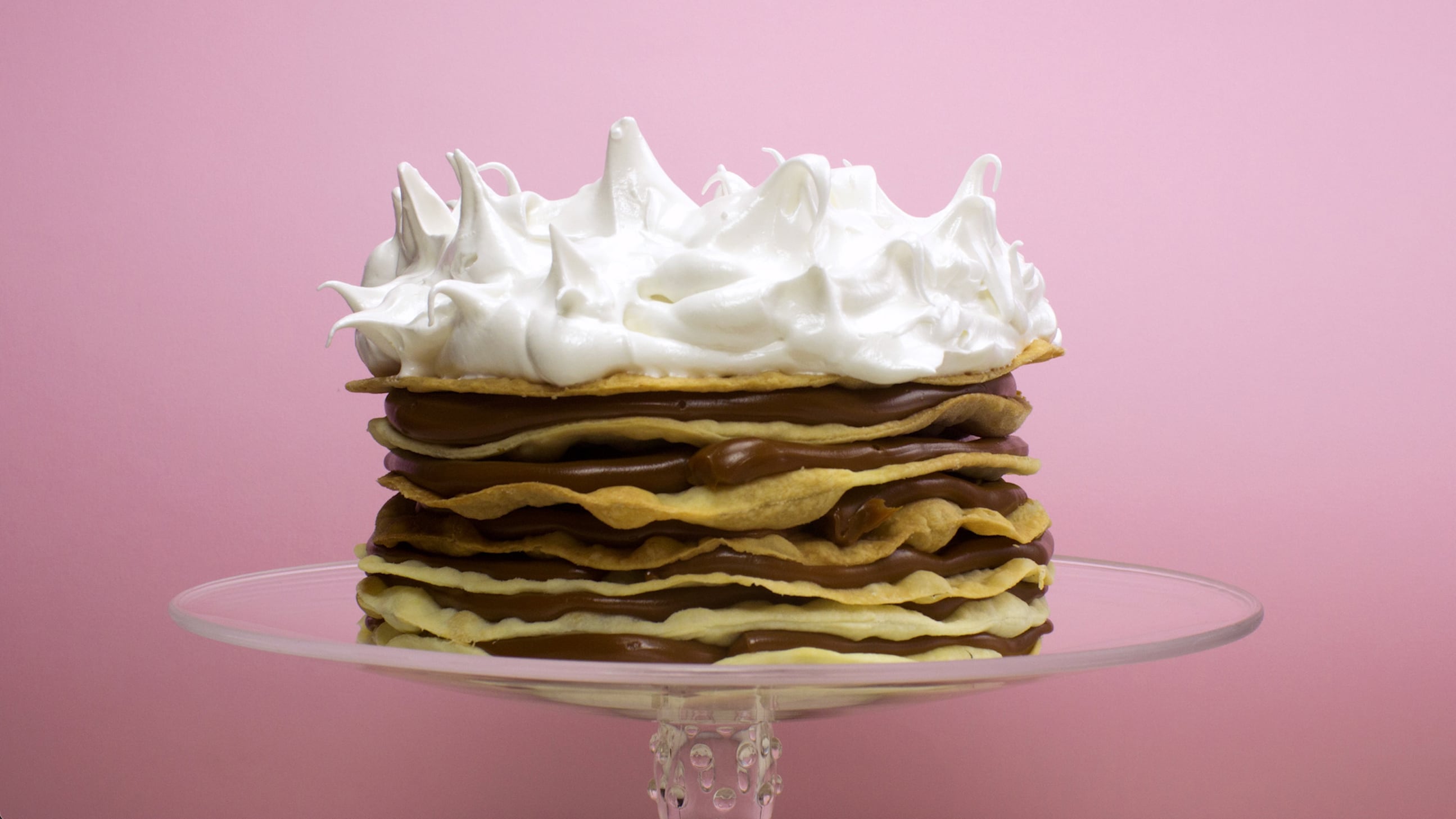 Una torta rogel con dulce de leche