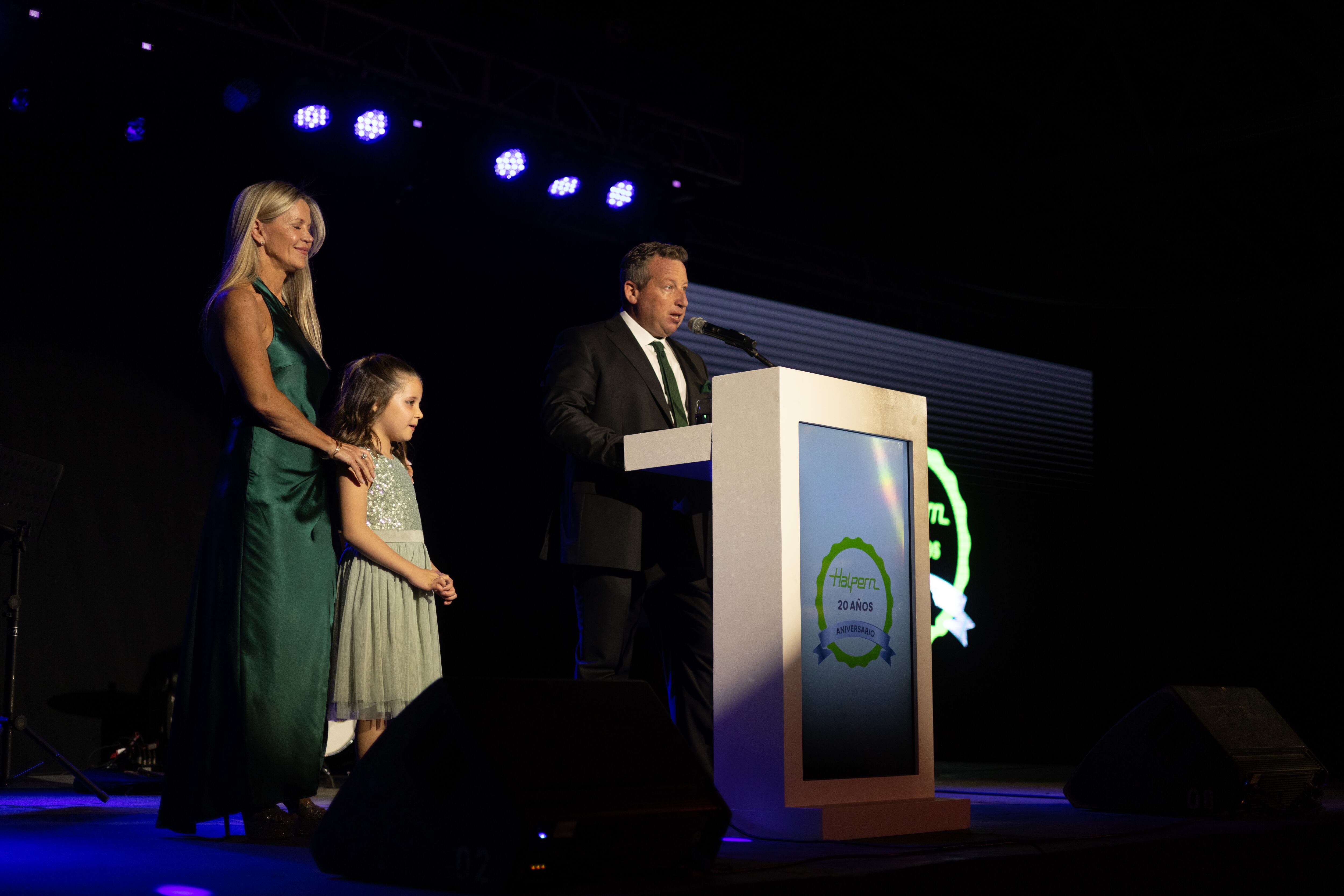 Sebastián Halpern estuvo acompañado por su esposa e hija durante todo su discurso