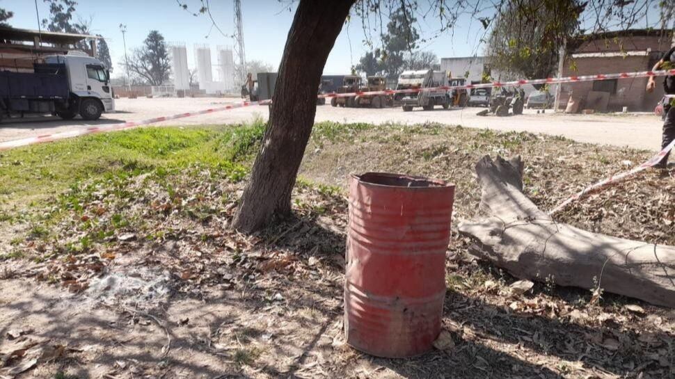 La bebe estaba dentro de un tacho viejo que uno de los empleados de la estación usaba para lavar los camiones.