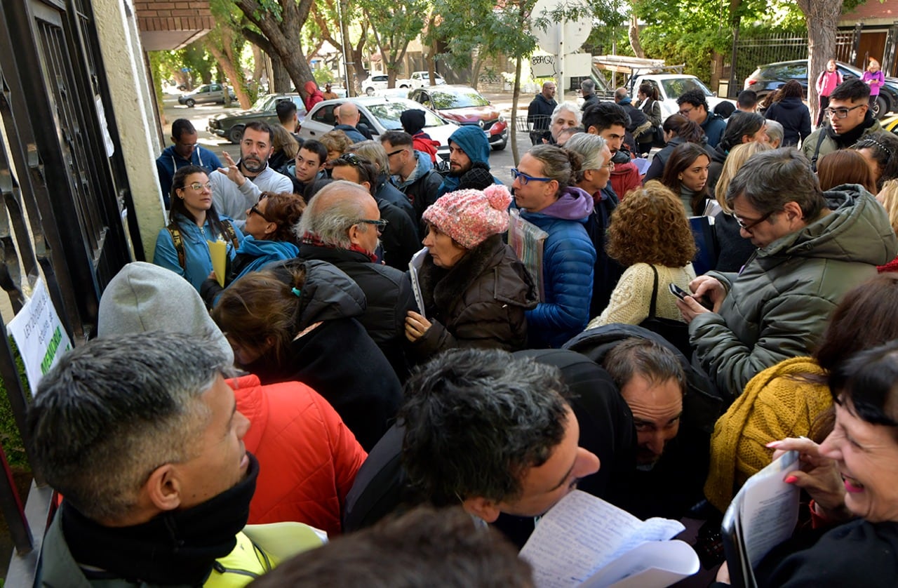 Filas para tramitar la ciudadanía en el consulado de España en Mendoza (Orlando Pelichotti / Los Andes)