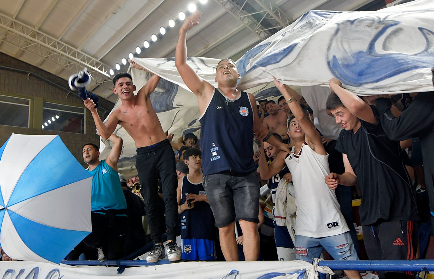 Tribunas repletas y todo el tiempo festejando. Anoche ganó el deporte. Foto Orlando Pelichotti